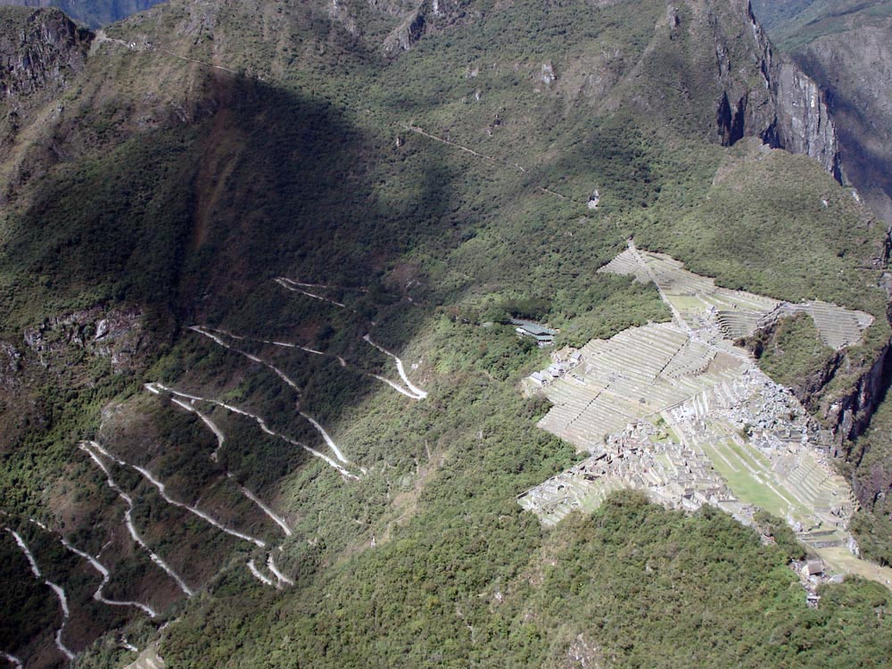 Vista do topo do Wayna Picchu (esse zigue zague é a trilha que você passa para chegar de Águas ate o parque)