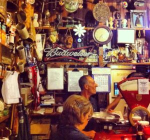 SEGREDOS DO LEITOR – 50 e poucos metros de puro charme: O Botequim do Hugo