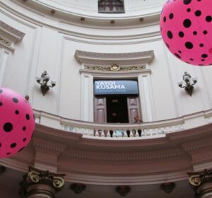 As bolinhas de Yayoi Kusama: como um distúrbio virou Pop