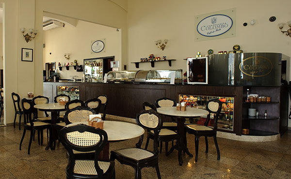 Sala de café da manhã na Confeitaria Colombo do Forte de Copacabana