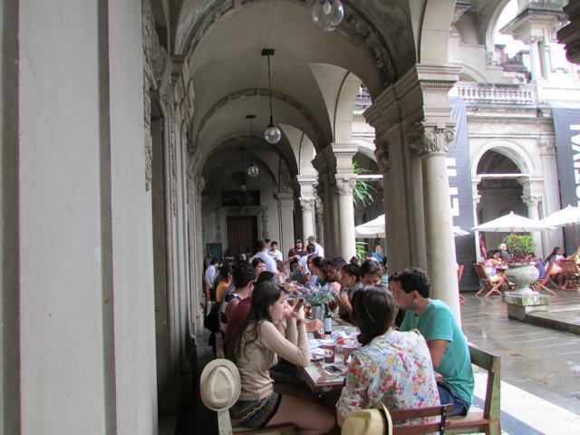 Pessoas sentadas tomando café da manhã no Parque Lage