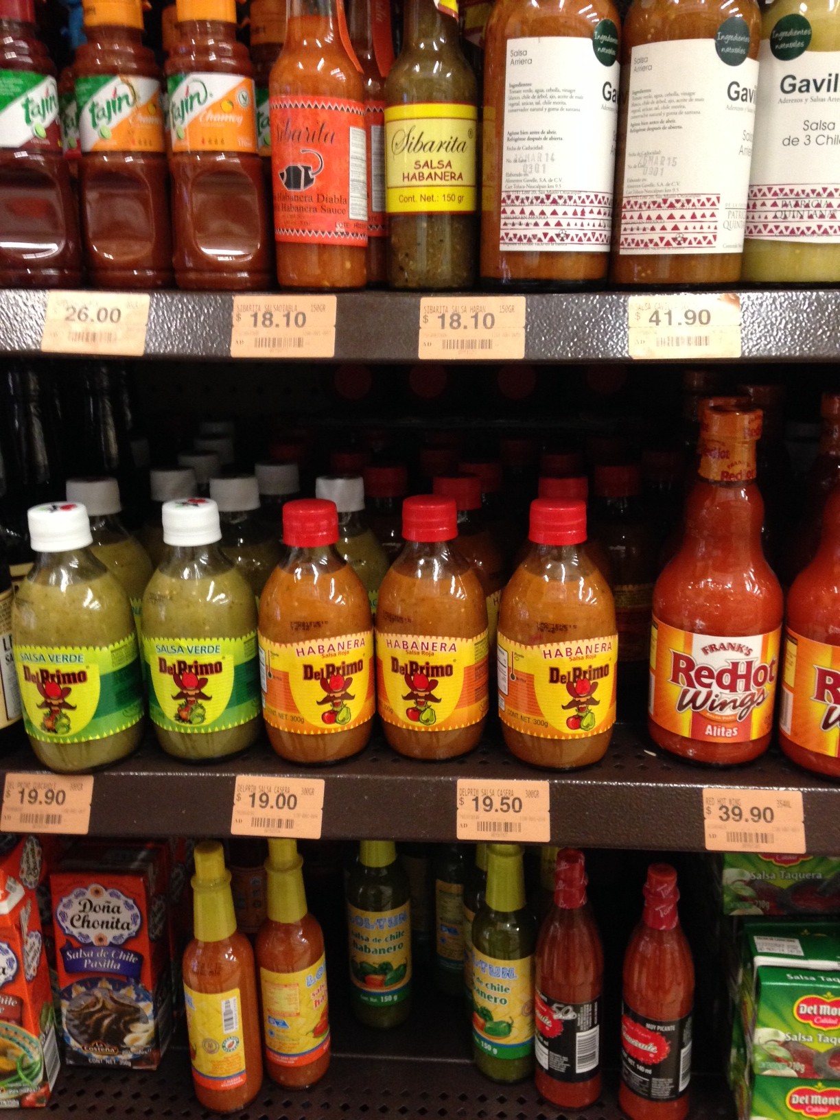Variedades de "salsas" no supermercado (uma ótima opção para comprar pimentas com preços menores)