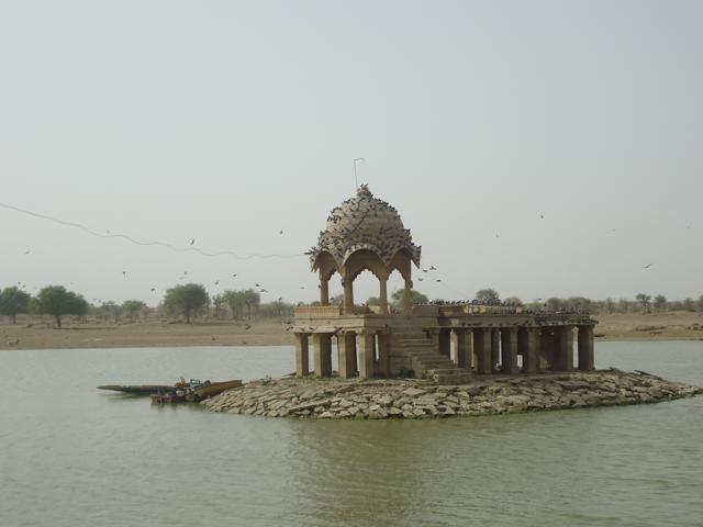 Templo no meio do lago