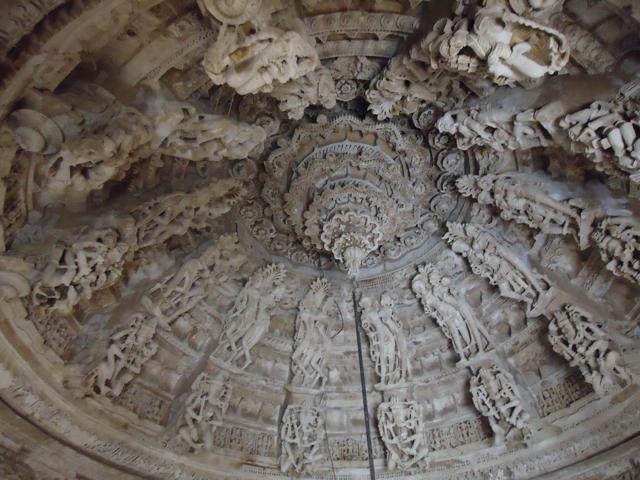 Detalhes do teto do templo em Jaisalmer, com imagens das escrituras