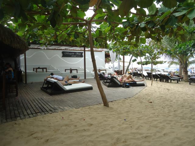 Espreguiçadeiras na praia - ao lado é servido o café da manhã
