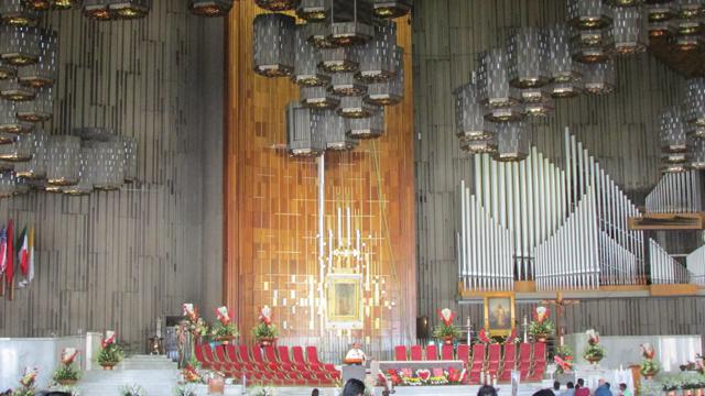 Interior da nova basílica