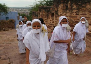 Jainistas com a boca coberta (imagem: reprodução)