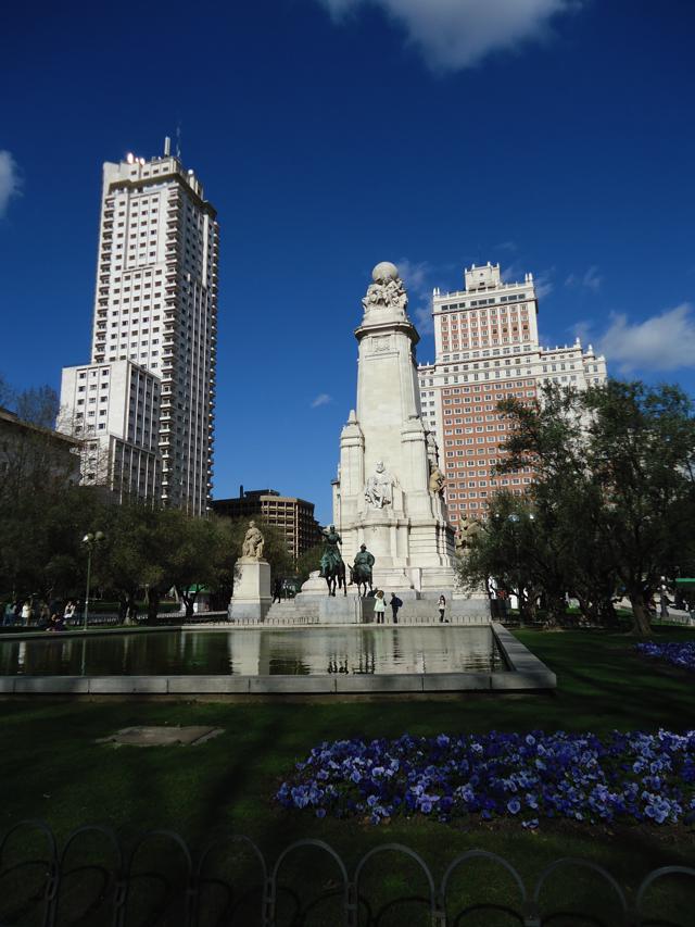 O obelisco da plaza de españa com as estátuas na frente