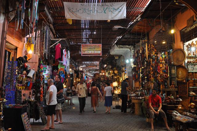 Passear pelos souks é um dos programas mais característicos de Marrakech