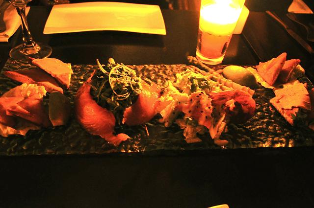 Degustação de entrada com sashimis, ceviches, e pasteizinhos