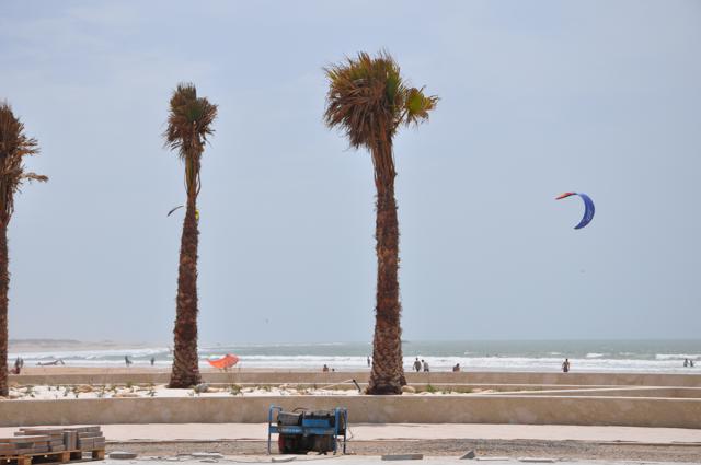 Uma das praias da cidade, onde é possível ver a prática de Kite Surf