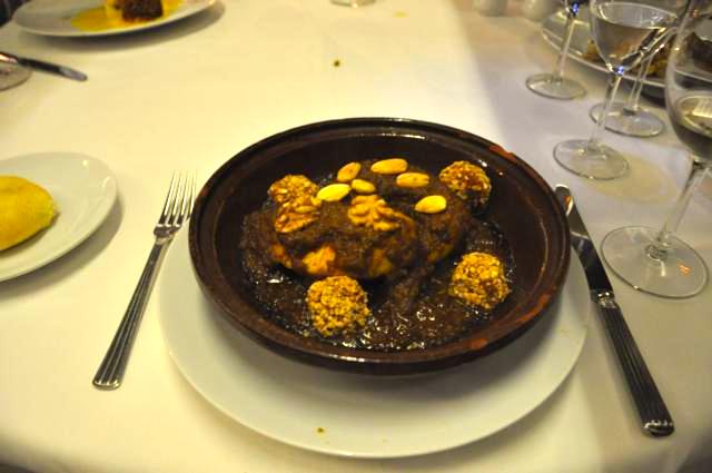 O melhor prato da noite: Tajine de frango com purê de abóbora envolto em gergelim e molho adocicado de nozes, amêndoas e especiarias
