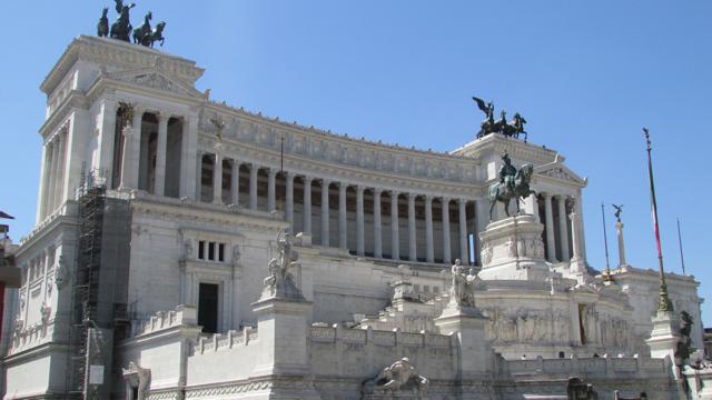 O imponente (ou trambolho?) monumento a Vitorio Emanuelle II
