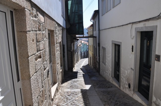 Rua de pedra na parte antiga de Lamego, que até  hoje ainda é habitada pelos moradores locais. 
