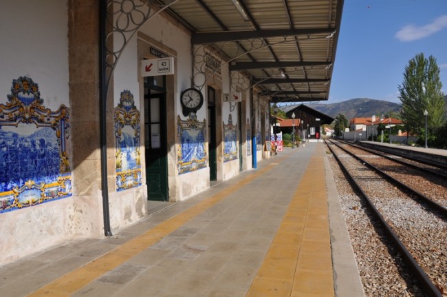 O passeio até Pinhão pode ser feito de barco ou de trem e a estação de Pinhão é um ponto obrigatório de visitação.