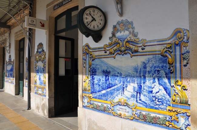 Na estação, os azulejos de 1937 contam a história da produção de vinho na região.