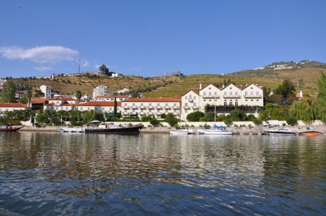Em Pinhão fizemos um passeio de barco para conhecer o rio Douro e suas vinículas.