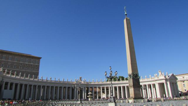 A imponente Praça de São Pedro, o coração do Vaticano