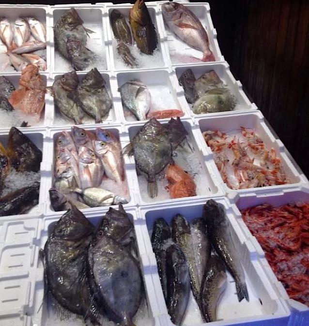O "mercado" de peixes e mariscos logo na entrada