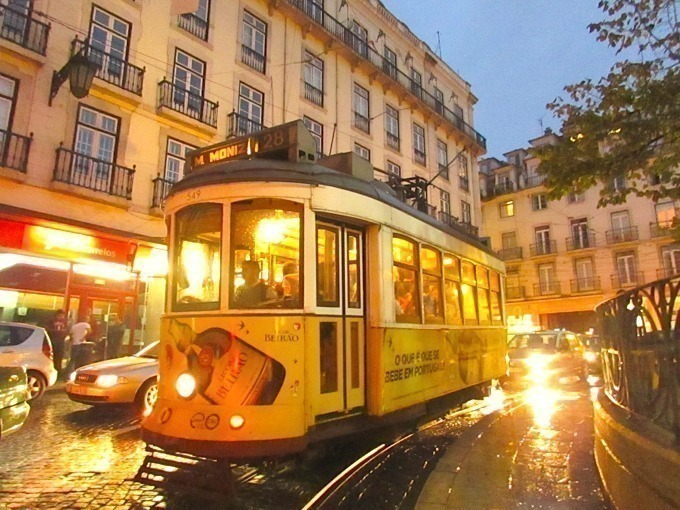 Bondinho de Lisboa passando por rua no final da tarde
