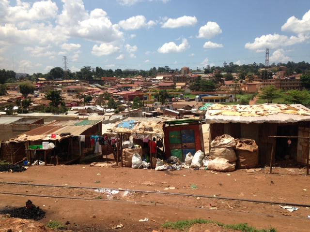 A favela onde a Mari mora e trabalha em Uganda (chama Baanda)
