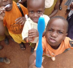 COLUNAS: 365 DIAS PELO MUNDO, POR MARI CAMARGO – O tal do “volunturismo”