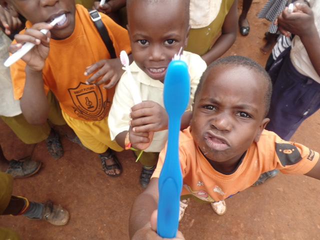 As crianças aprendendo a escovar os dentes