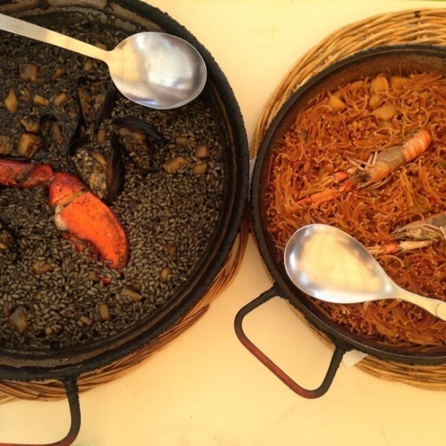 Paella com arroz negro a esquerda, e com fideuá a direita.