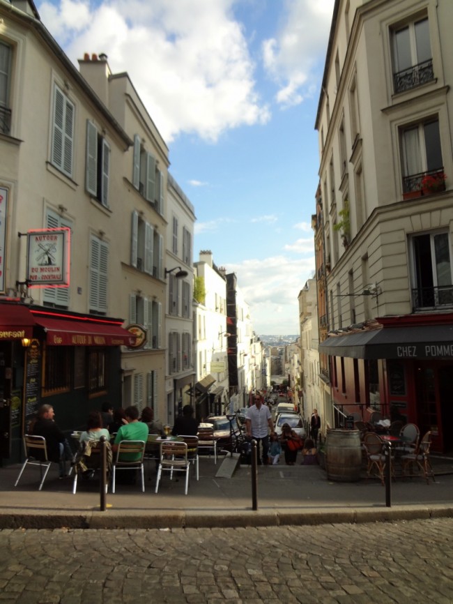 Em direção ao Moulin Rouge, olhando para trás a Rue Lepic.