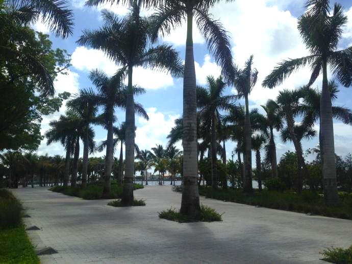 O passeio em frente ao museu, com vista para o Biscayne Bay