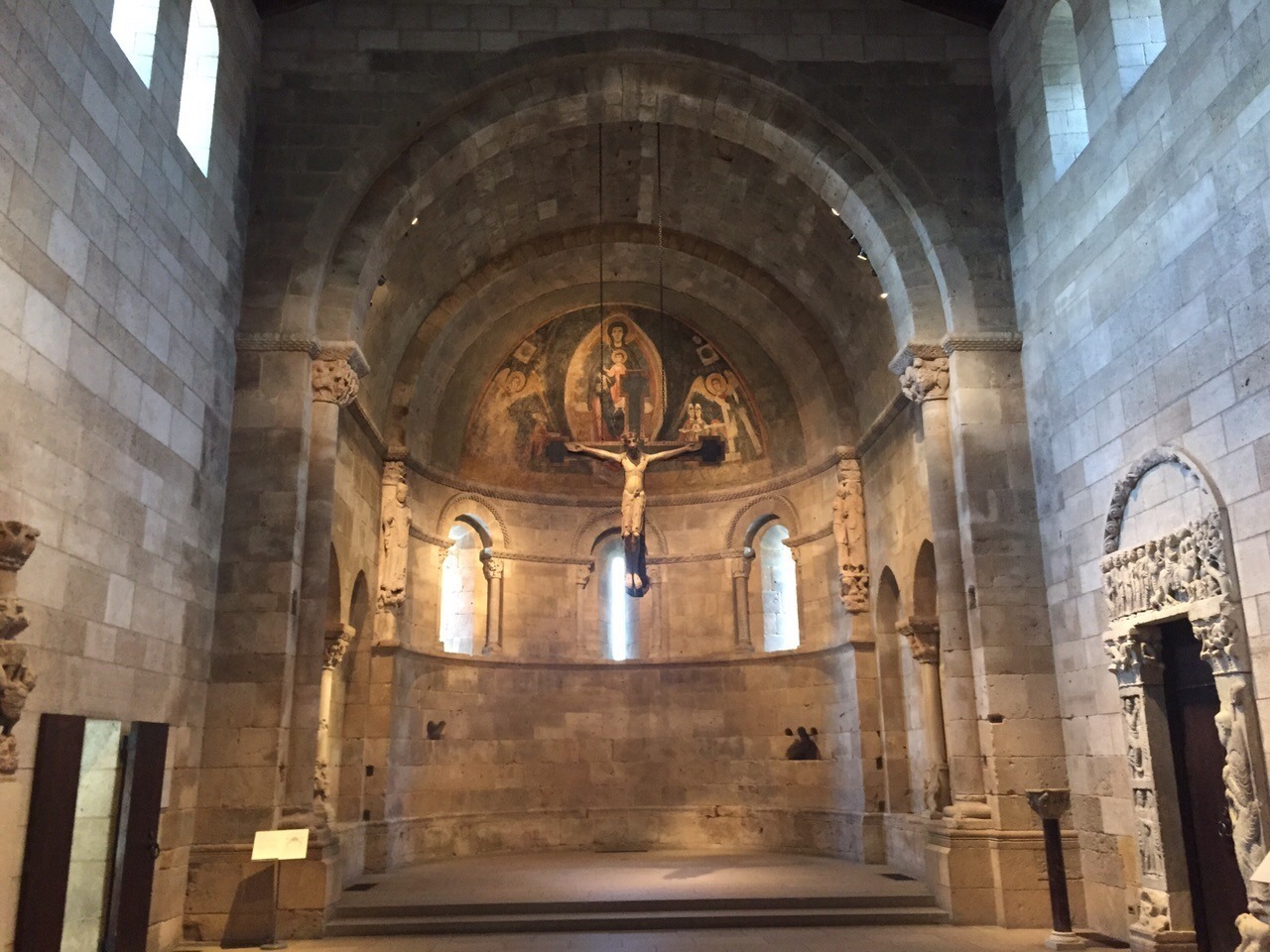 A bela arquitetura de uma das capelas do claustro