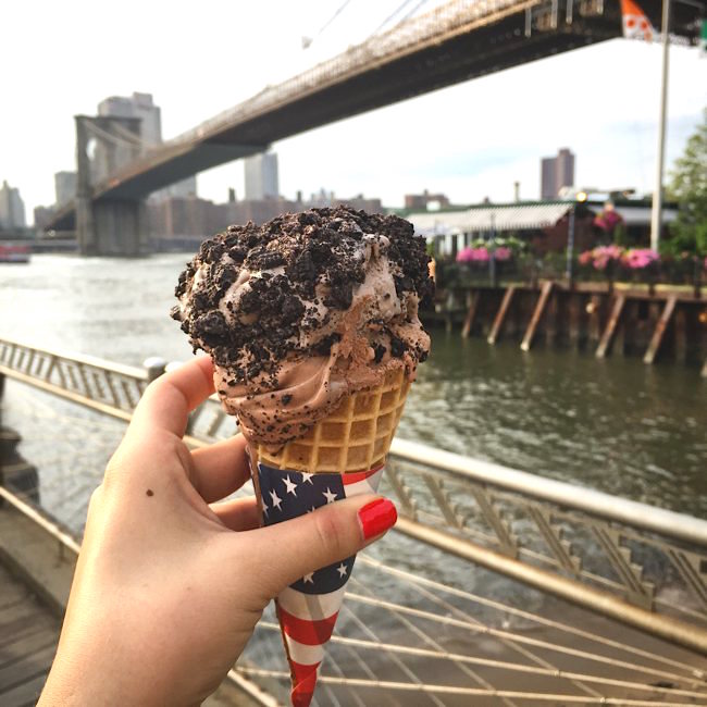 Sorvete delicioso de chocolate e oreo da Brooklyn Ice Cream Factory, com a vista da ponte do Brooklyn ao fundo. 