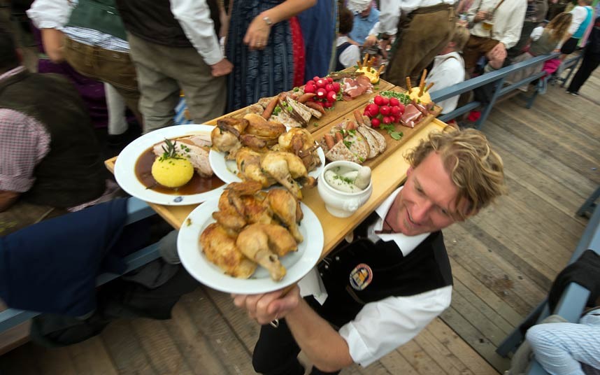 Frango assado, Wisswurst e outros quitutes alemães servidos na festa (Imagem: reprodução)