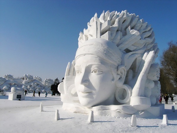 Esculturas cercam a cidade de gelo de Harbin (Foto: reprodução)