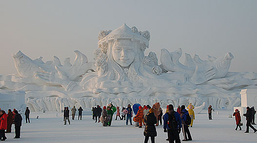 Uma das esculturas gigantes de gelo recebe os visitantes do Ice Festival de Harbin (Foto: reprodução)