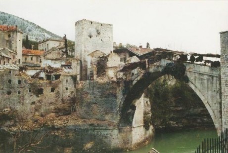 A ponte Stari Most quando foi destruída pela guerra (Foto: vavel.com)
