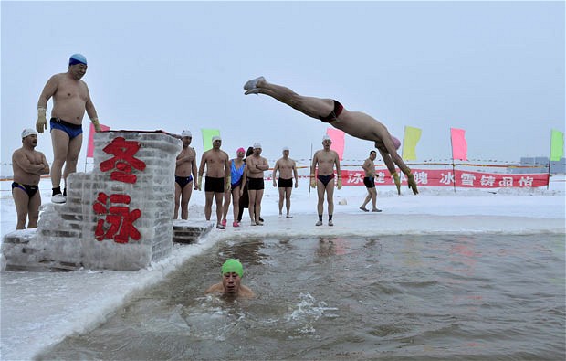 Os nadadores de Harbin mergulham no rio congelado (Foto: reprodução)