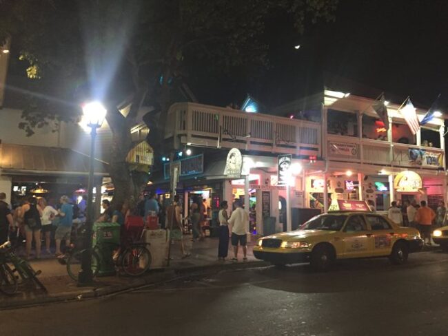 O agito da Duval street a noite.
