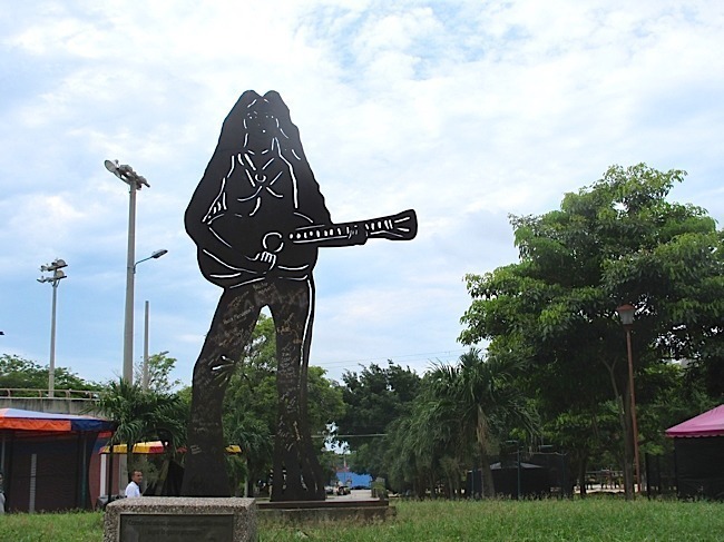 A famigerada estátua da Shakira em Barranquila