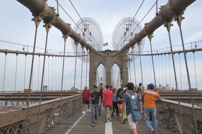 A Brooklyn Bridge é linda de fora, de dentro e por cima! Olha que harmonia e que estrutura impressionante. Essa é a vista de quem cruza a ponte do Brooklyn a pé!
