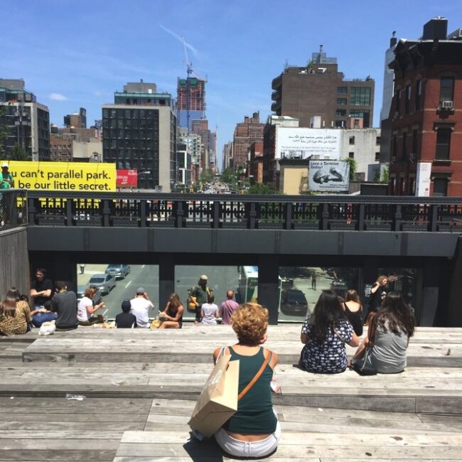No meio da rua, mas observando tudo de cima. Lugar delicioso no High Line Park para sentar e ver a vida passar, quase que literalmente. Passeio imperdível em Nova York.