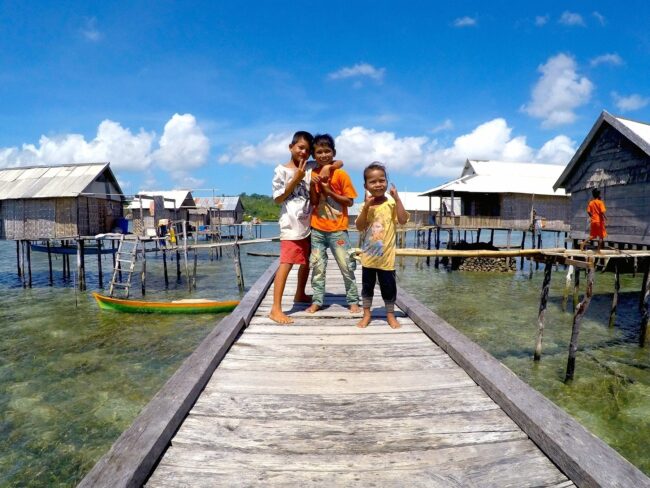 Crianças de Bajo, vila no meio do mar em Wakatobi