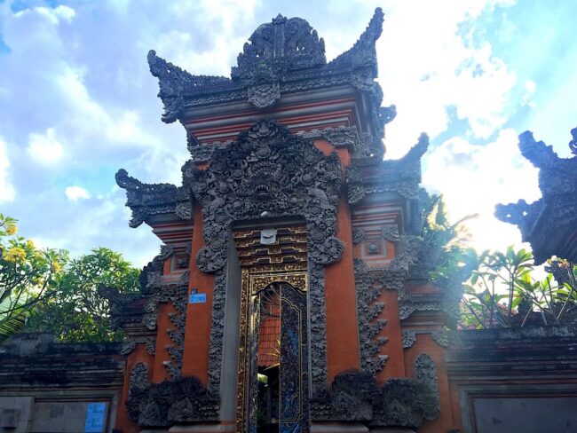 Dezenas de templos espalhados pelas ruas de Ubud 