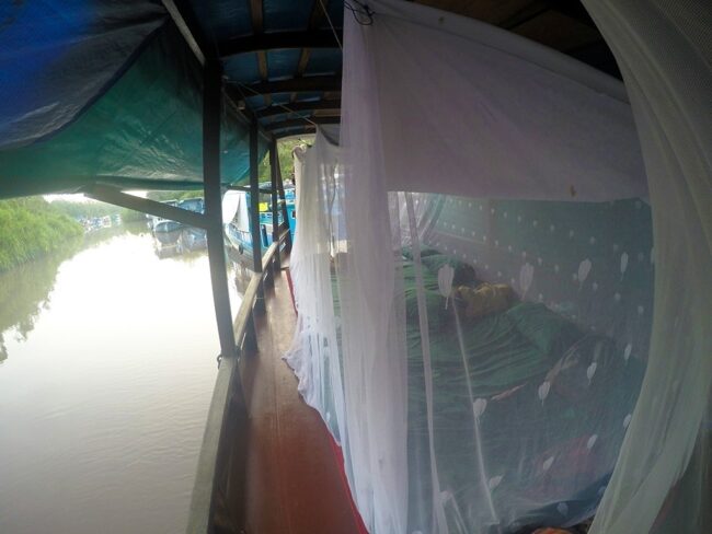 Cama dentro do barco na floresta da Indonésia.