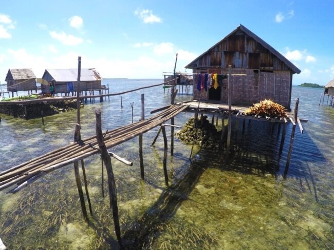 Palafitas no meio do mar, casas dos moradores da tribo de Bajo. 