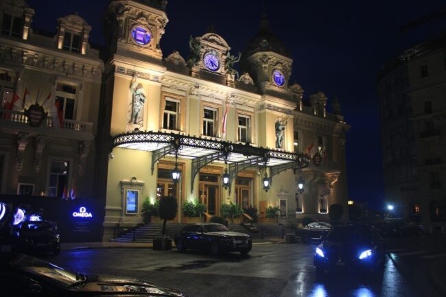 Fachada a noite do Casino de Monte Carlo