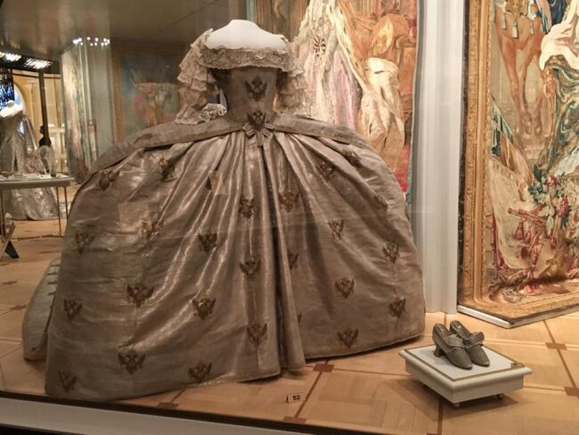 O vestido da Coroação da imperatriz Catarina a Grande, bordado com fios de ouro e pedras preciosas, um pequeno exemplo da ostentação da época dos Czares