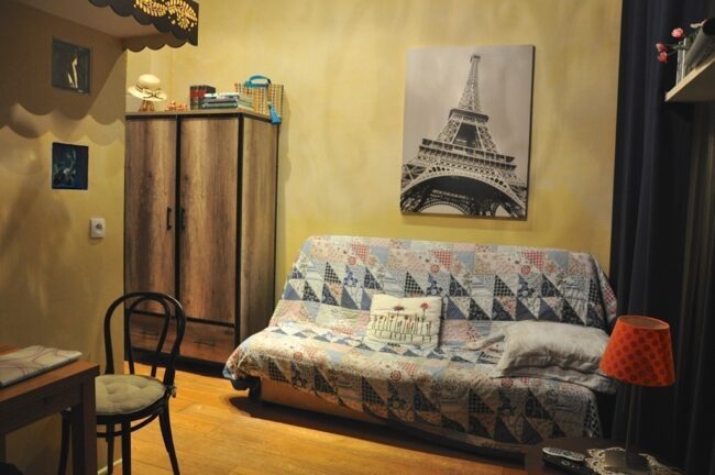 Foto do sofá e do armário do apartamento em Paris