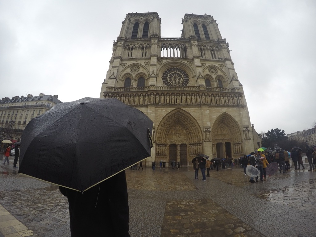 Notre Dame de Paris com chuva