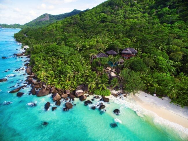 Foto de uma praia paradisíaca em Seychelles. Créditos Hilton Labriz